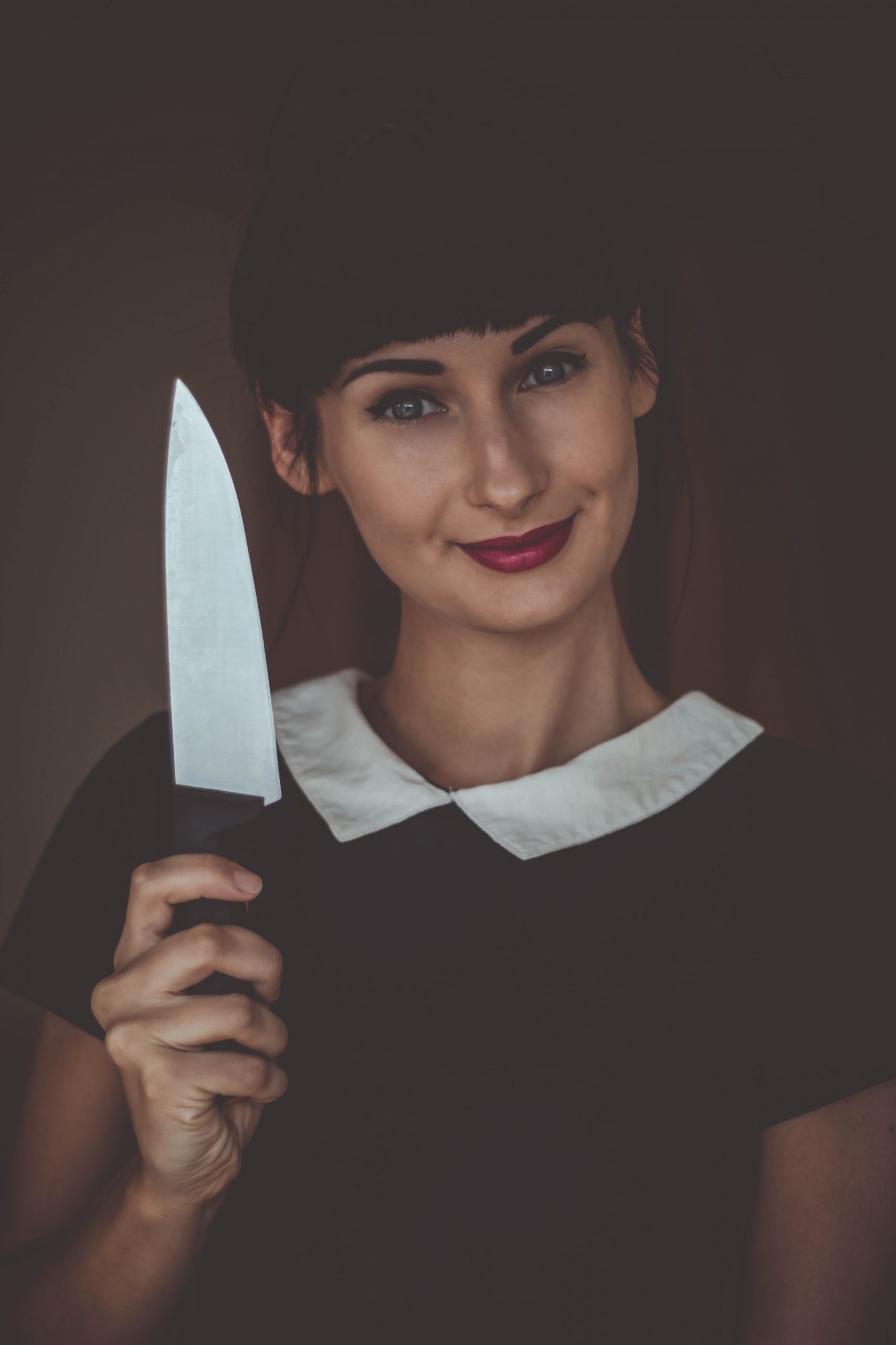 Junge freundliche Frau mit großem Messer - Foto von Valeria Boltneva bei Pexels.