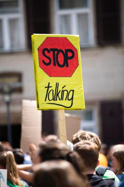 Demonstration mit Schild "stop talking"