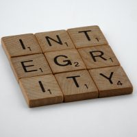 Scrabble-Steine, die als Quadrat ausgelegt sind und das Wort "Integrity" bilden