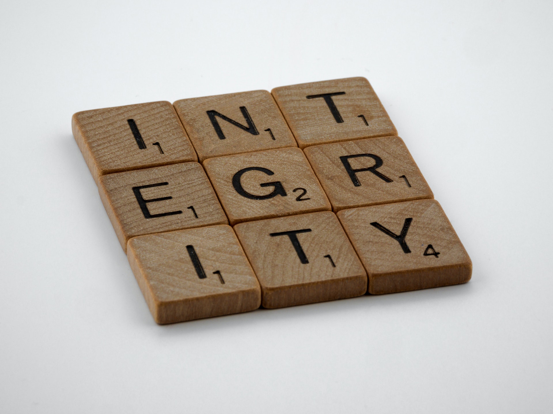 Scrabble-Steine, die als Quadrat ausgelegt sind und das Wort "Integrity" bilden